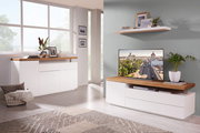 Modernes Wohnzimmer mit Sideboard und TV-Lowboard in Weiß mit Holzoberfläche, seitliche Perspektive