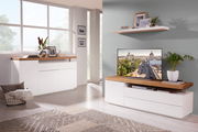 Modernes Wohnzimmer mit Sideboard und TV-Lowboard in Weiß mit Holzoberfläche, seitliche Perspektive