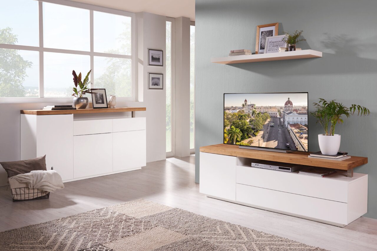 Novel TV-Lowboard MORO Modernes Wohnzimmer mit Sideboard und TV-Lowboard in Weiß mit Holzoberfläche, seitliche Perspektive
