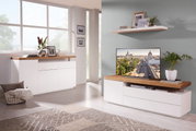 Modernes Wohnzimmer mit Sideboard und TV-Lowboard in Weiß mit Holzoberfläche, seitliche Perspektive