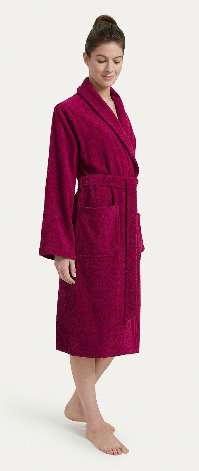 Frau in einem fuchsiafarbenen Bademantel mit Schalkragen, seitliche Perspektive