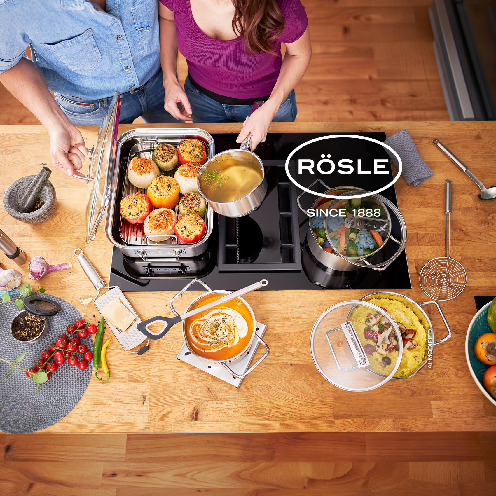 Zwei Personen kochen mit Töpfen, Bräter und frischem Gemüse in einer modernen Küche. KI-generiert