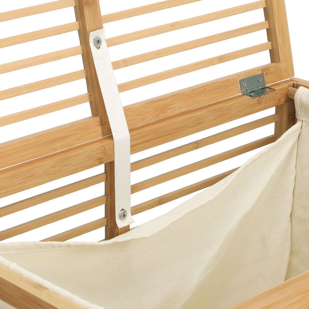 Nahaufnahme eines Wäschesammlers aus Bambus mit Stoffeinsatz, von oben betrachtet.