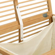 Nahaufnahme eines Wäschesammlers aus Bambus mit Stoffeinsatz, von oben betrachtet.