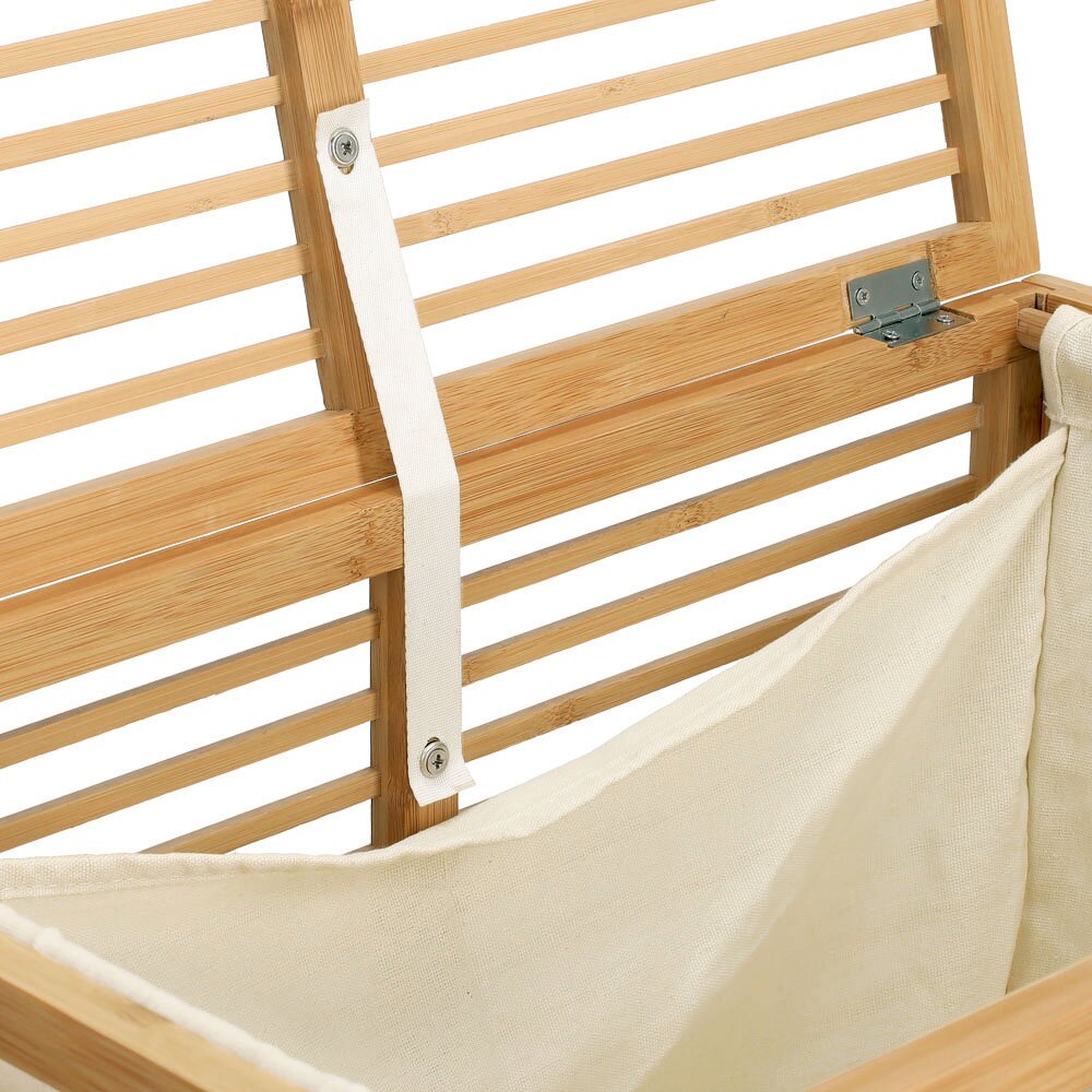 Nahaufnahme eines Wäschesammlers aus Bambus mit Stoffeinsatz, von oben betrachtet.