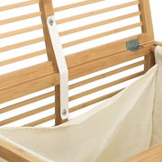 Nahaufnahme eines Wäschesammlers aus Bambus mit Stoffeinsatz, von oben betrachtet.