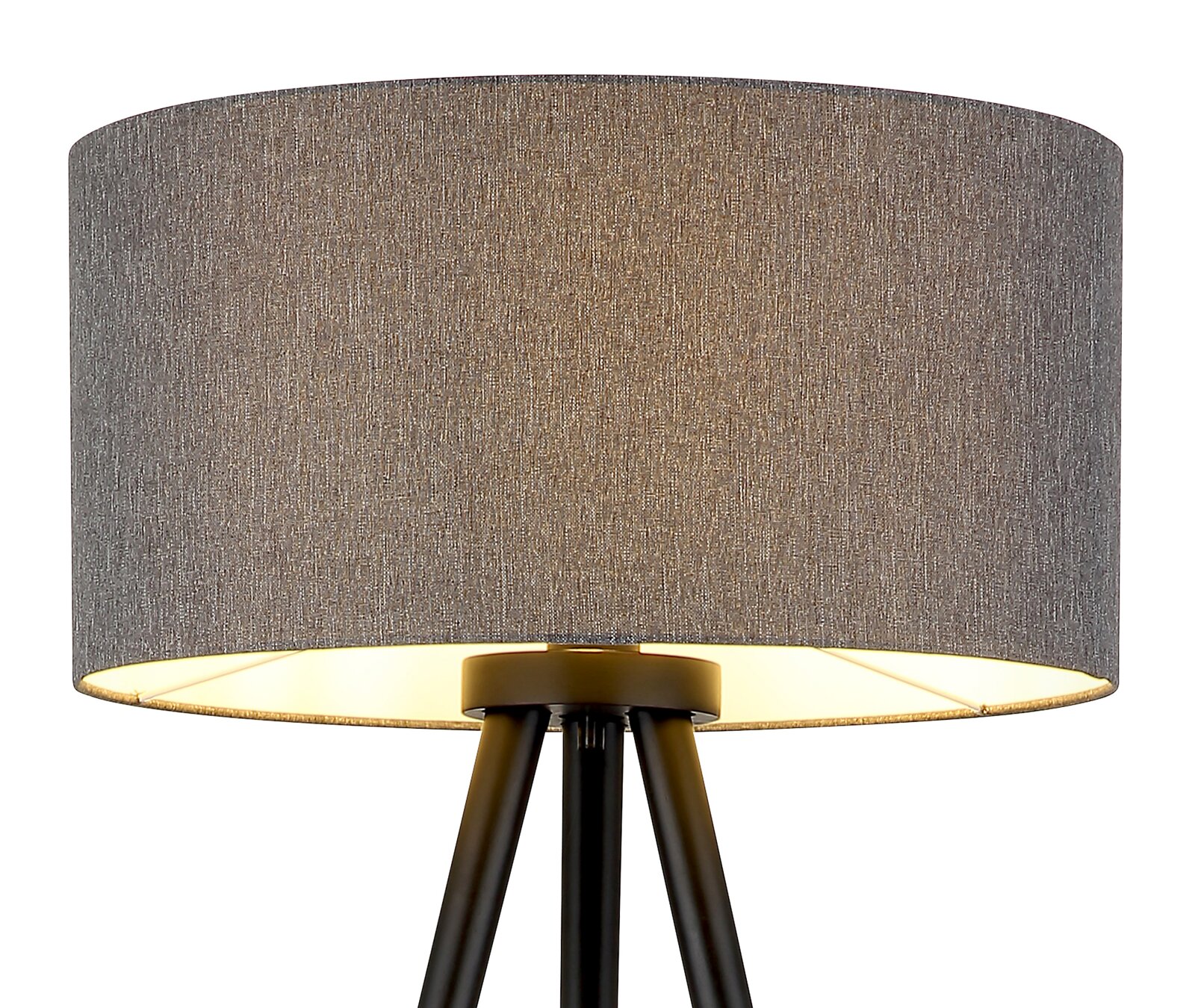 Graue Stehlampe mit zylindrischem Stoffschirm und schwarzem Dreibein-Gestell, warm leuchtend, Frontansicht leicht von unten vor weißem Hintergrund