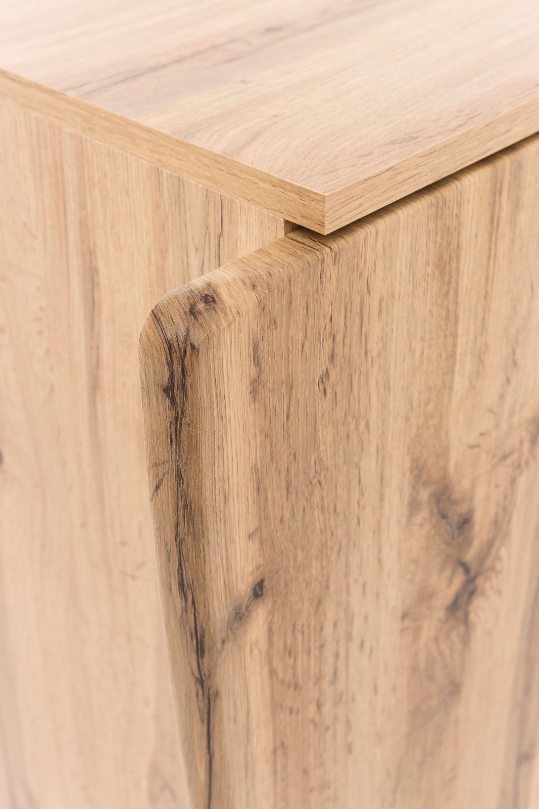 Nahaufnahme eines Unterschranks aus Holz mit natürlicher Maserung, seitliche Perspektive.