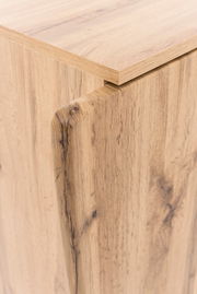 Nahaufnahme eines Unterschranks aus Holz mit natürlicher Maserung, seitliche Perspektive.