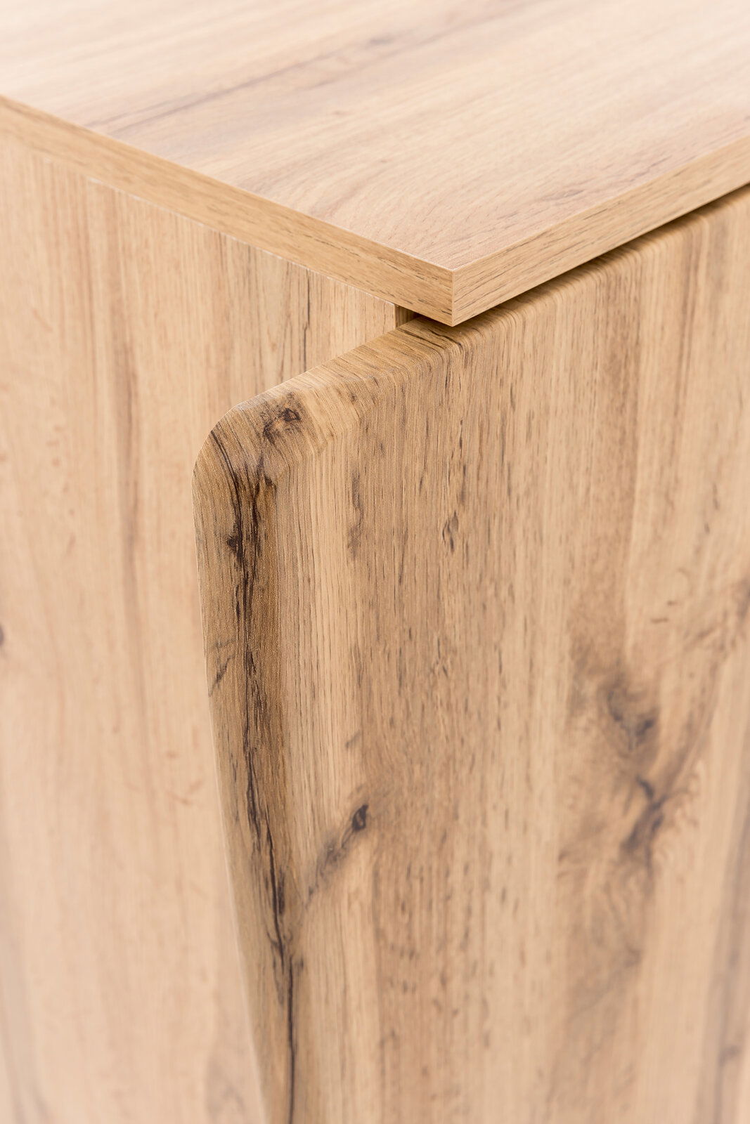 Nahaufnahme eines Unterschranks aus Holz mit natürlicher Maserung, seitliche Perspektive.