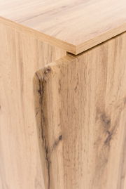 Nahaufnahme eines Unterschranks aus Holz mit natürlicher Maserung, seitliche Perspektive.