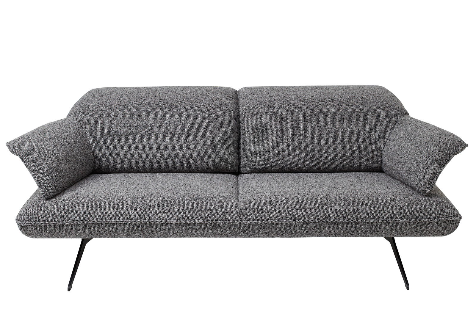 Graues 2,5-Sitzer Sofa mit modernen, schrägen Armlehnen und schwarzen Metallbeinen, Frontalansicht.