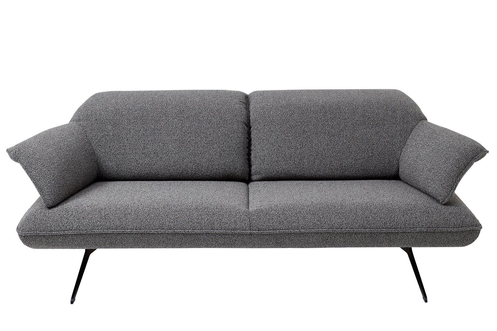 Graues 2,5-Sitzer Sofa mit modernen, schrägen Armlehnen und schwarzen Metallbeinen, Frontalansicht.
