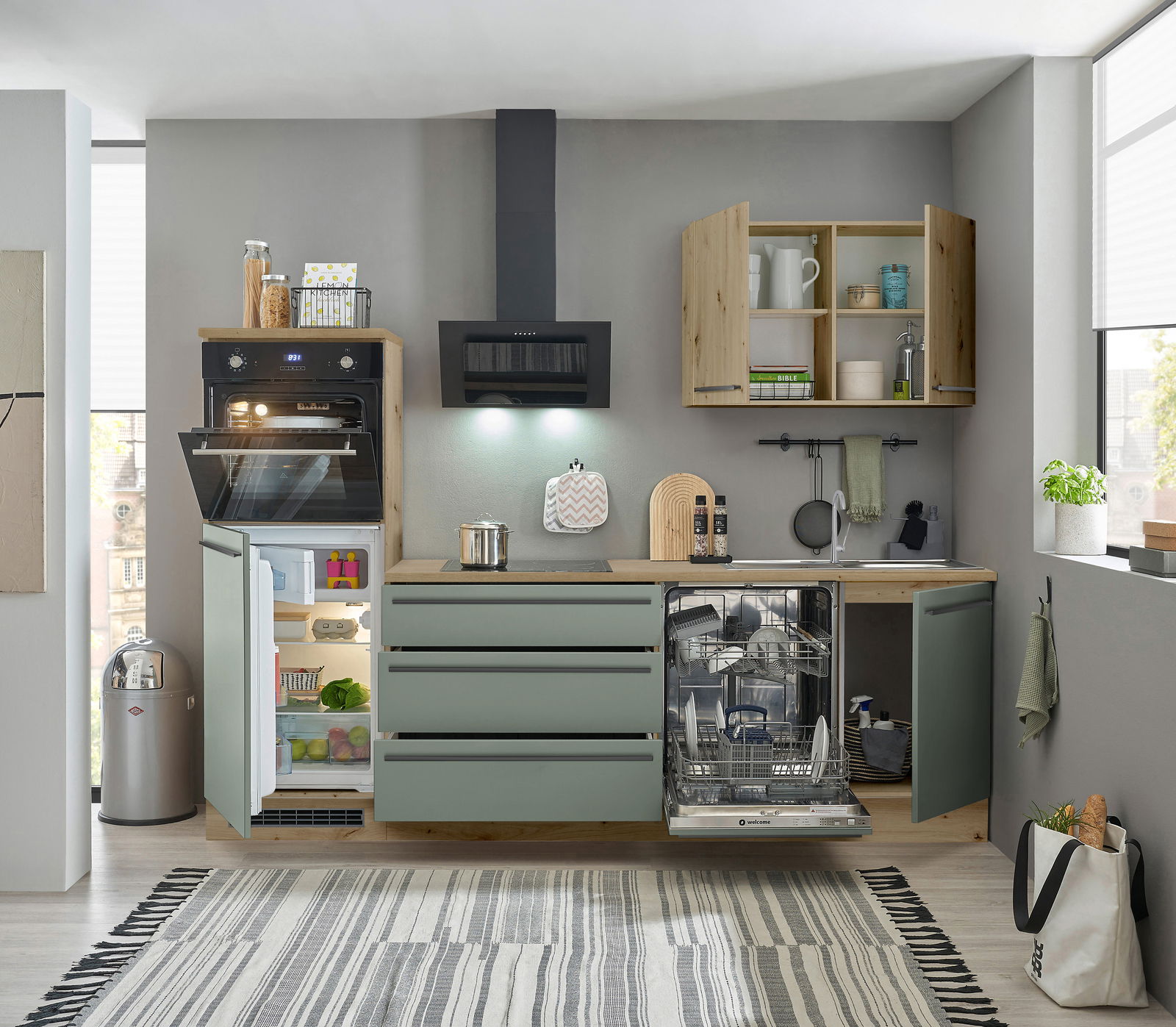 Moderne Küchenzeile mit offenem Kühlschrank, Geschirrspüler und Hängeschränken, aus frontaler Perspektive.