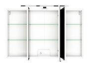 Spiegelschrank mit drei Türen, geöffnet, mit Glasregalen und integrierter Steckdose, Frontalansicht