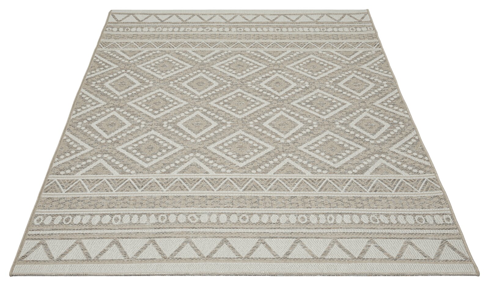 Beige tapijt van platweefsel met een geometrisch ruit- en randpatroon in natuurlijke tinten, van voren en van bovenaf gefotografeerd vanuit een licht perspectief.
