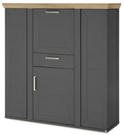 Frontansicht eines modernen Highboards mit grauen Türen und Schubladen, sowie einer Holzplatte oben.