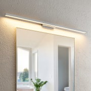Moderne led-wandlamp boven een spiegel, zijaanzicht