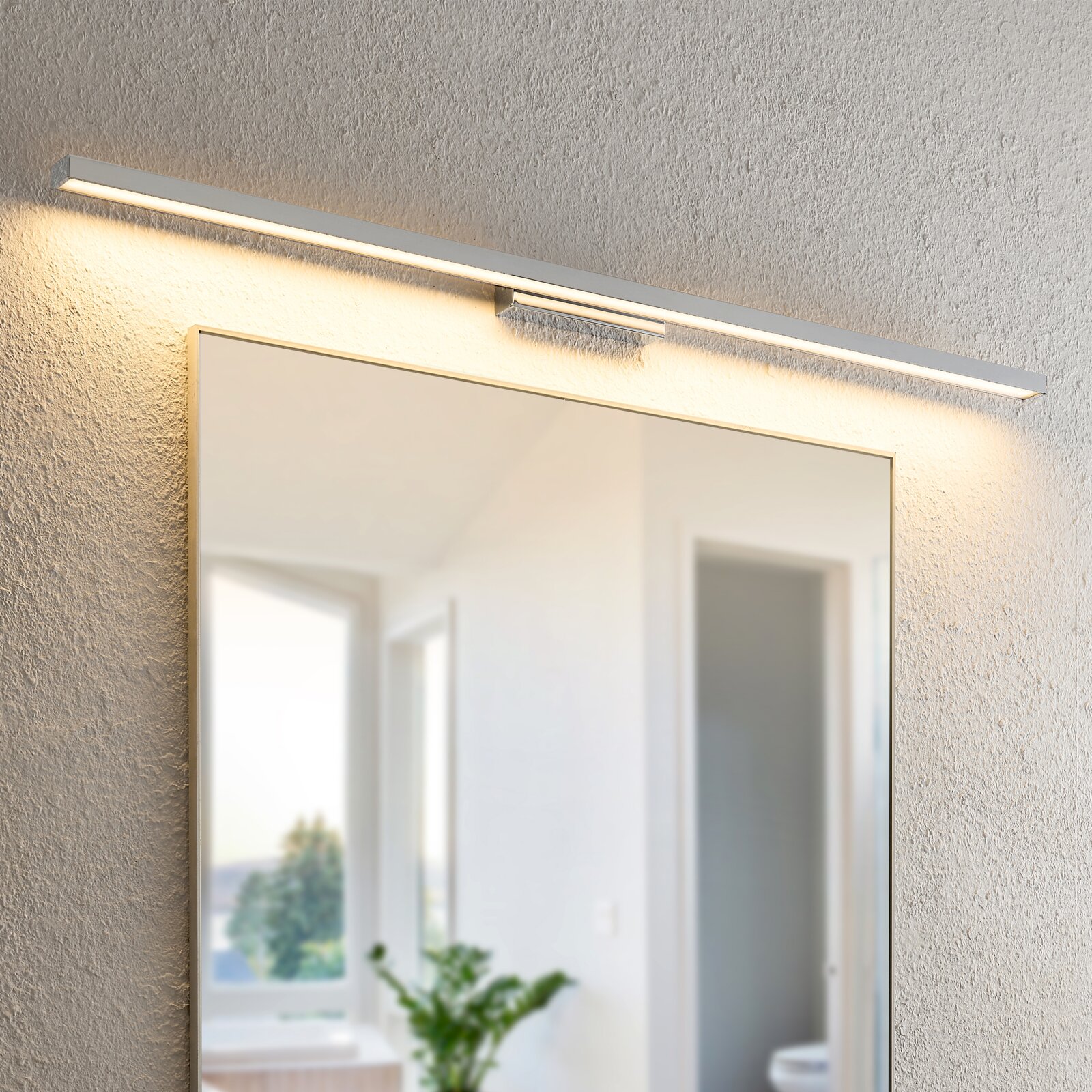 Moderne led-wandlamp boven een spiegel, zijaanzicht
