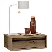 Holz-Nachttisch mit Schublade in Eichenoptik, darauf weiße Tischlampe und braune Glasflasche mit Glas auf Tablett, frontal aus leicht erhöhter Perspektive