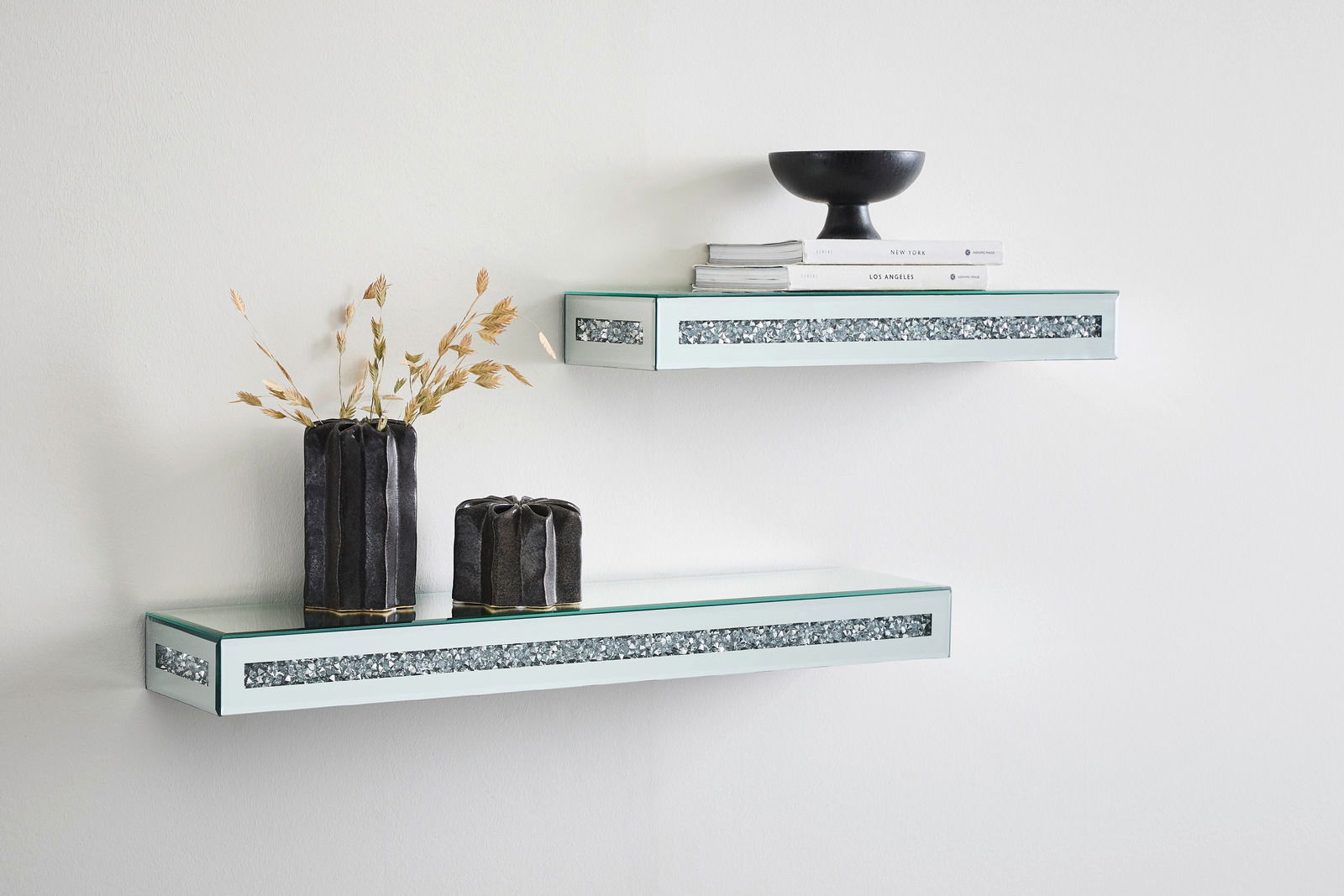 Zwei moderne Wandboards mit Glasoberfläche und dekorativen Steinelementen, seitliche Perspektive.