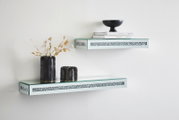 Zwei moderne Wandboards mit Glasoberfläche und dekorativen Steinelementen, seitliche Perspektive.