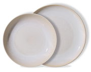 Zwei übereinanderliegende Teller aus dem Frühstücksset Laredo, 12-teilig, in einer Draufsicht. Die Teller haben ein dezentes, helles Design mit feiner Struktur.
