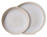 Zwei übereinanderliegende Teller aus dem Frühstücksset Laredo, 12-teilig, in einer Draufsicht. Die Teller haben ein dezentes, helles Design mit feiner Struktur.