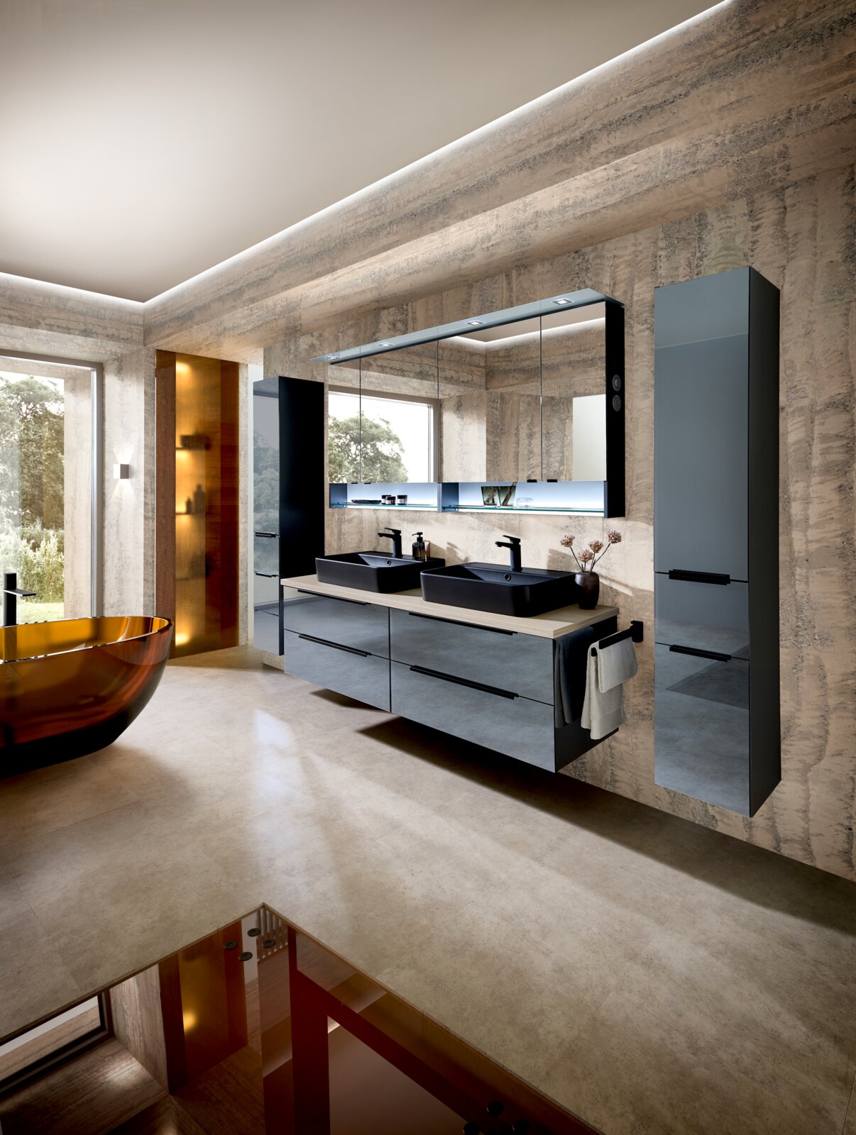Modernes Badmöbel-Set mit Doppelwaschtisch, hängendem Unterschrank, großem Spiegelschrank mit LED-Beleuchtung und hohem Seitenschrank in Grau/Schwarz, fotografiert in schräger Frontansicht (leicht von links)