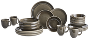 Komplettes 20-teiliges Geschirrset in Pewter-Farbe, bestehend aus Tellern, Schalen und Tassen, aus seitlicher Perspektive fotografiert.