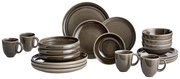 Komplettes 20-teiliges Geschirrset in Pewter-Farbe, bestehend aus Tellern, Schalen und Tassen, aus seitlicher Perspektive fotografiert.