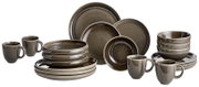 Komplettes 20-teiliges Geschirrset in Pewter-Farbe, bestehend aus Tellern, Schalen und Tassen, aus seitlicher Perspektive fotografiert.
