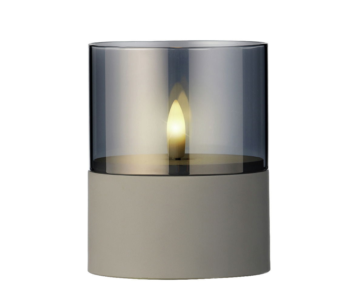 LED Kerze in einem Glaszylinder mit Wachsfuß, frontal fotografiert