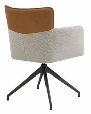 Achterkant van een fauteuil met een bruine rugleuning en een grijze stoffen bekleding, op een zwart metalen onderstel.