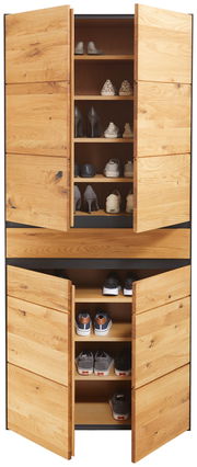 XXL-Schuhschrank aus Holz mit offenen Türen, gefüllt mit verschiedenen Schuhen, frontal betrachtet