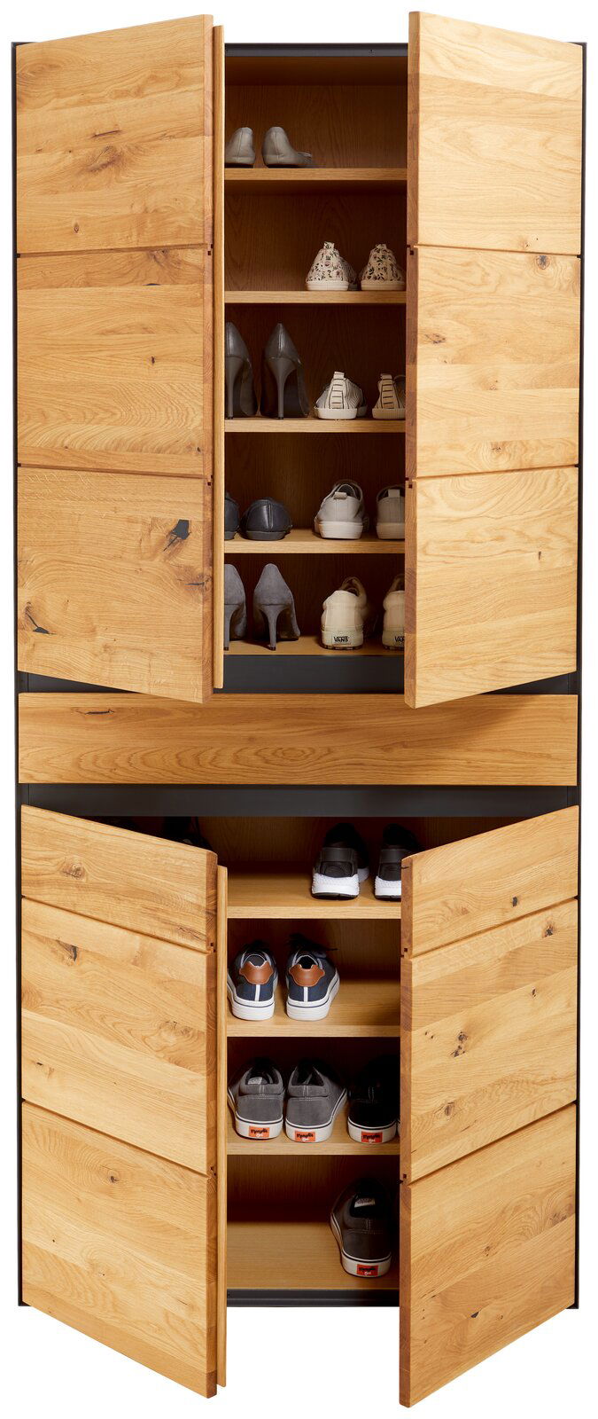 XXL-Schuhschrank aus Holz mit offenen Türen, gefüllt mit verschiedenen Schuhen, frontal betrachtet