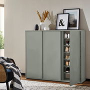 Moderner Schuhschrank in einem Wohnzimmer, teilweise geöffnet, mit mehreren Paar Schuhen sichtbar. Perspektive von vorne.