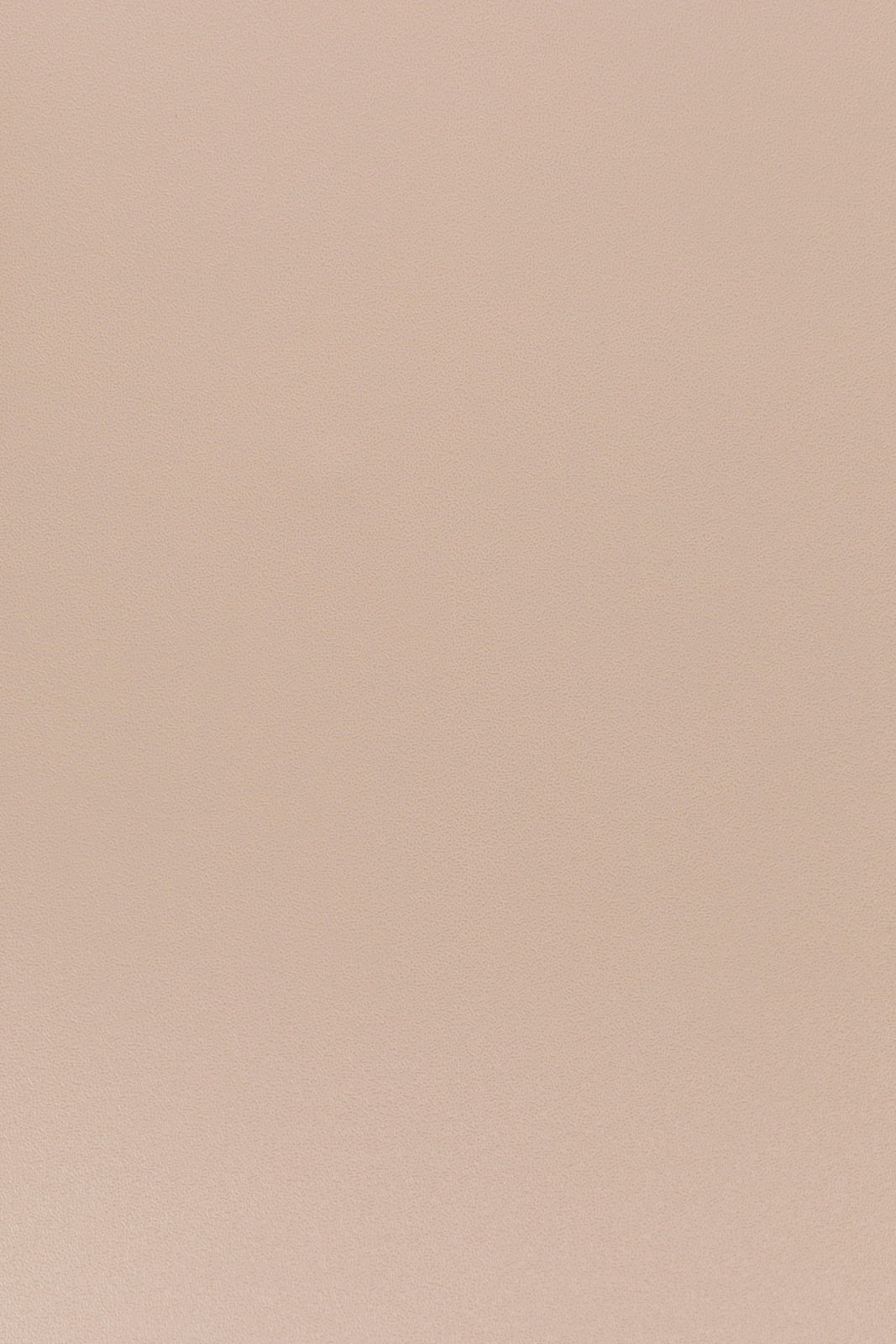 Nahaufnahme einer beigen, strukturierten Oberfläche, möglicherweise ein Stoff oder Material für einen Stuhl.