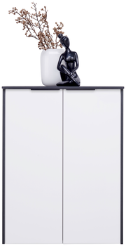 Frontale Ansicht eines weißen Highboards mit schwarzem Rand, dekoriert mit einer schwarzen Skulptur und einem weißen Vase mit Zweigen.