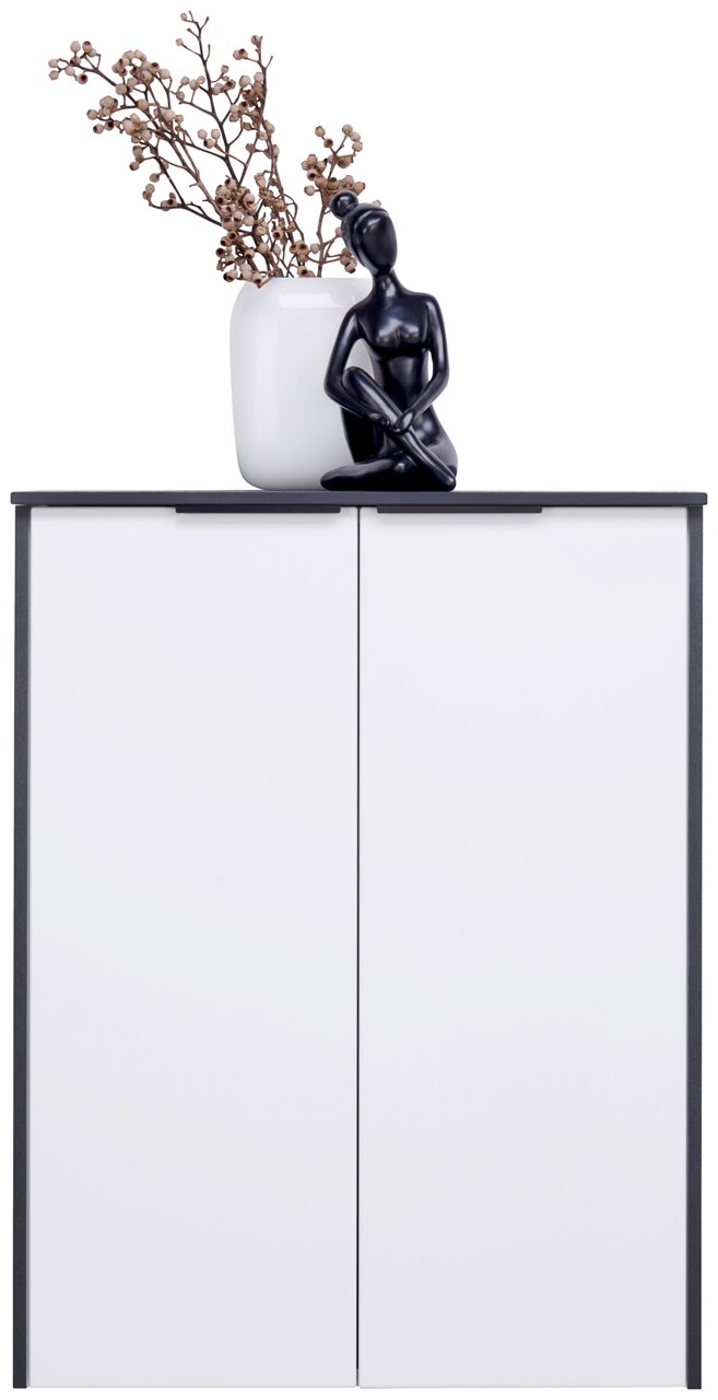 Voleo Hoge kast STELLA Frontale Ansicht eines weißen Highboards mit schwarzem Rand, dekoriert mit einer schwarzen Skulptur und einem weißen Vase mit Zweigen.