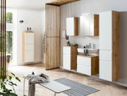 Moderne wastafelonderkast in houtlook met witte fronten, van voren gefotografeerd in een stijlvol ingerichte badkamer.