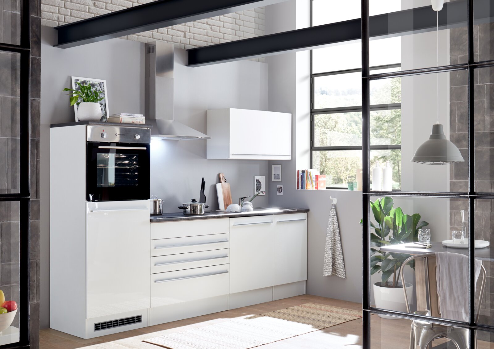 Yourkitchen Küchenblock 260 JAZZ ohne E-Geräte Moderne Küche mit weißem Küchenblock JAZZ ohne Elektrogeräte, seitliche Perspektive, helle und offene Raumgestaltung mit großen Fenstern.