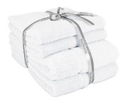 Vier weiß gefaltete Handtücher, gestapelt und mit einem grauen Band zusammengebunden, aus der Seitenperspektive fotografiert.