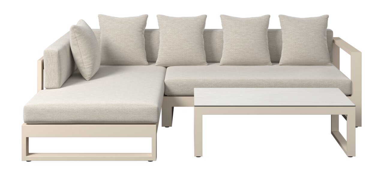 Frontale Ansicht eines modernen Lounge-Sets mit beigen Kissen und einem passenden Tisch.