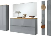 Moderne halinrichting in hoogglansgrijs met houten plank, grote wandspiegel, hoge kast en kapstokpanelen met haken; vooraanzicht in licht perspectief.