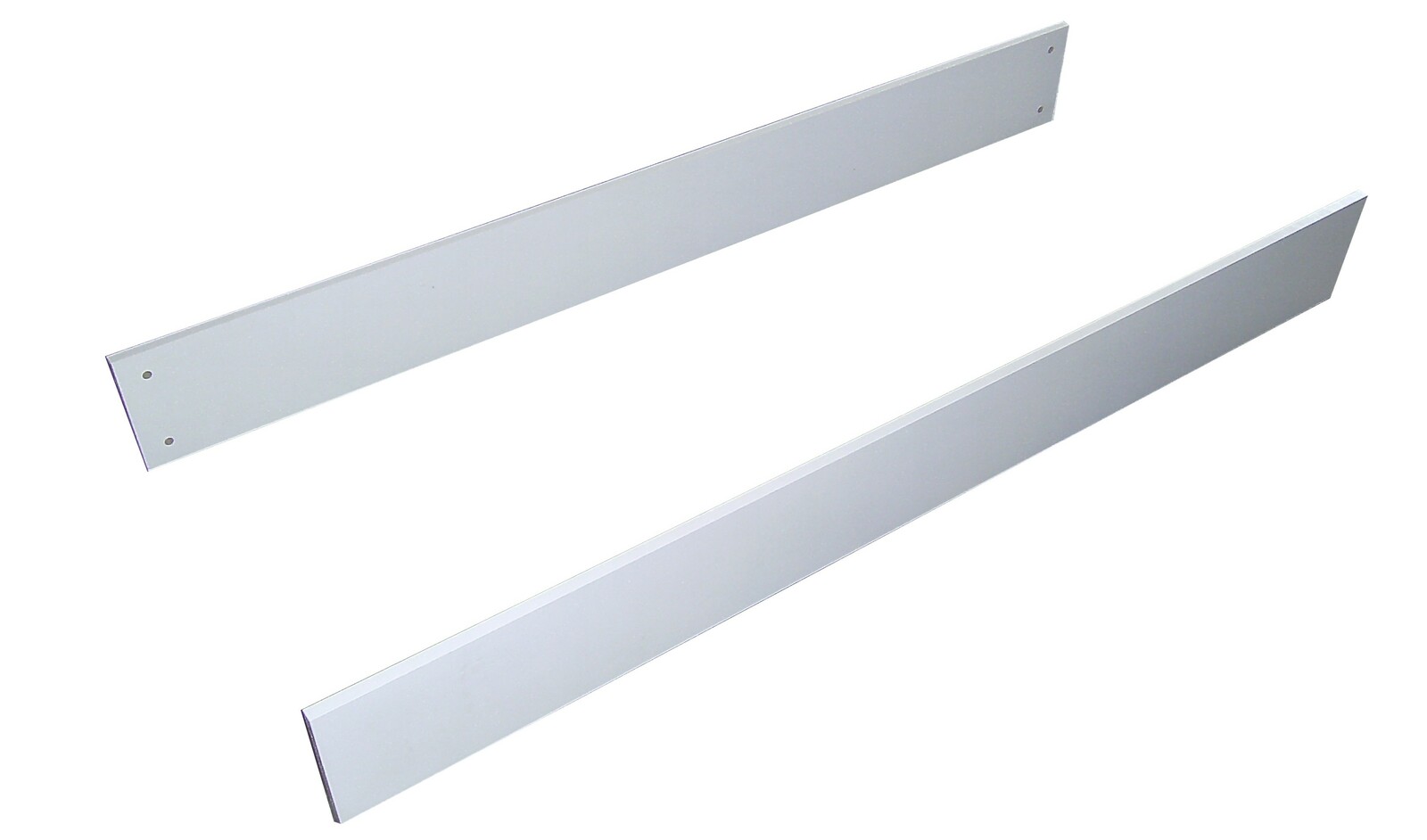 Zwei weiße Umbauseiten aus Metall, schräg von oben fotografiert