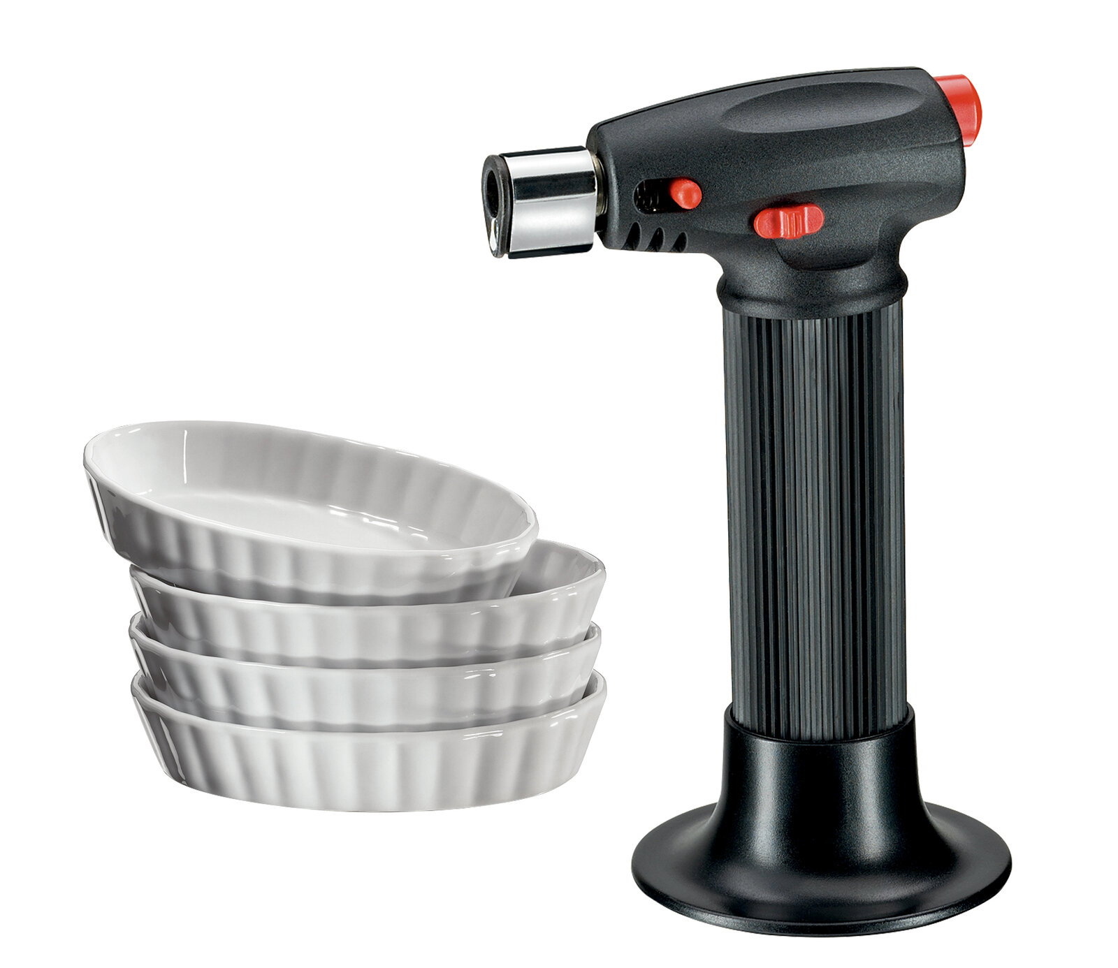 Creme Brulee Set mit vier weißen Keramikschälchen und einem schwarzen Flambierbrenner, seitliche Perspektive