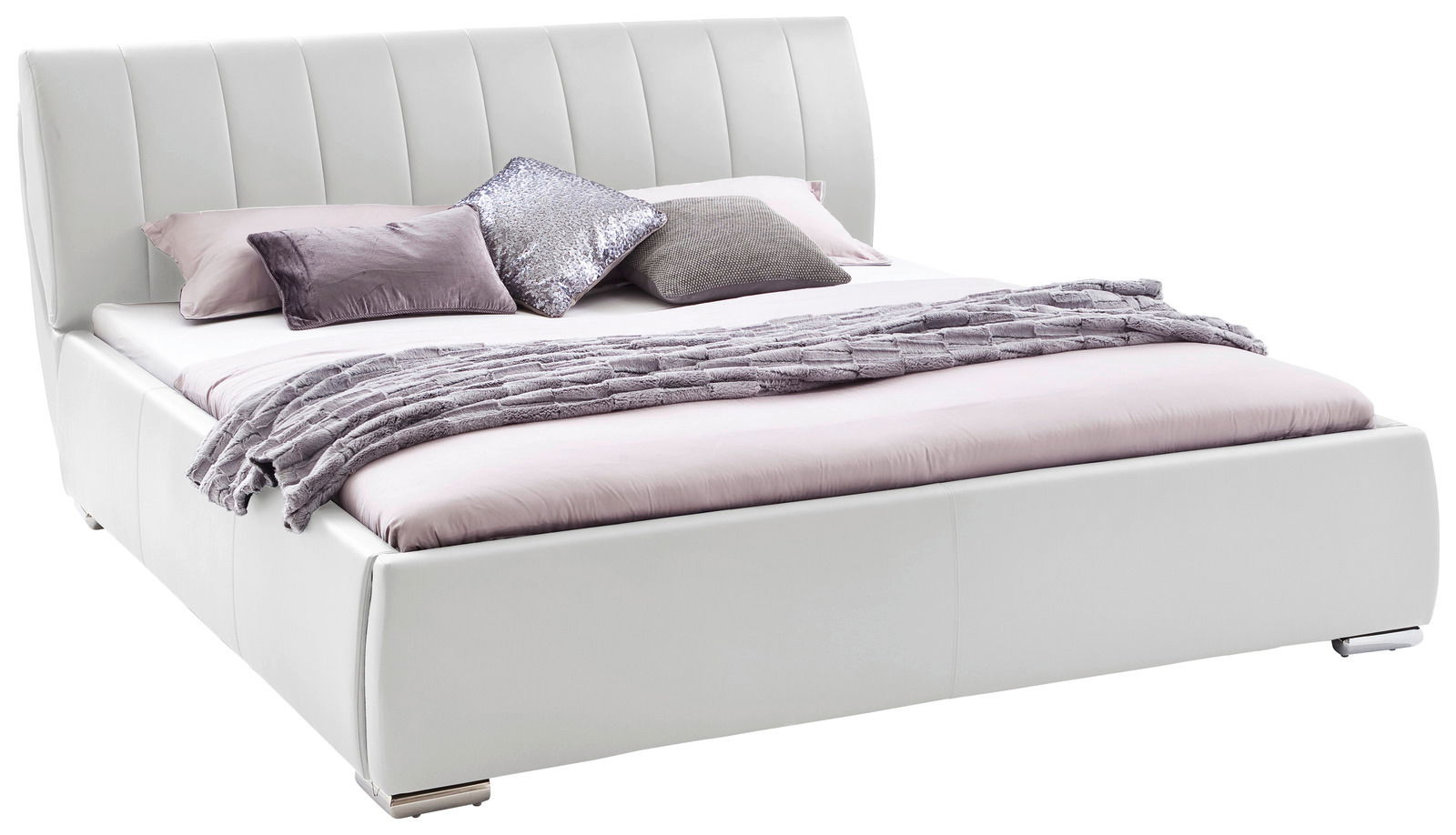 Weißes Polsterbett mit hohem Kopfteil, dekoriert mit mehreren Kissen und einer Decke, seitliche Perspektive