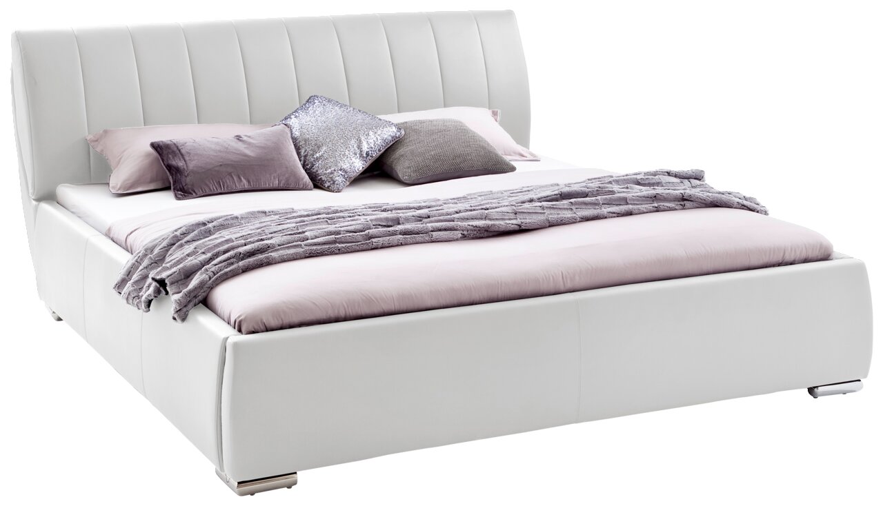 Weißes Polsterbett mit hohem Kopfteil, dekoriert mit mehreren Kissen und einer Decke, seitliche Perspektive