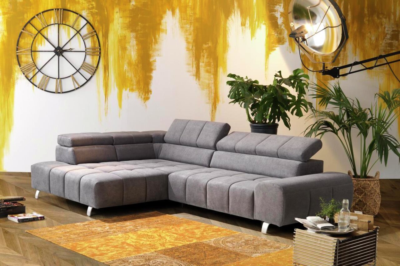 Graues Ecksofa TAIFUN mit Ottomane links in modernem Wohnzimmer, seitliche Perspektive